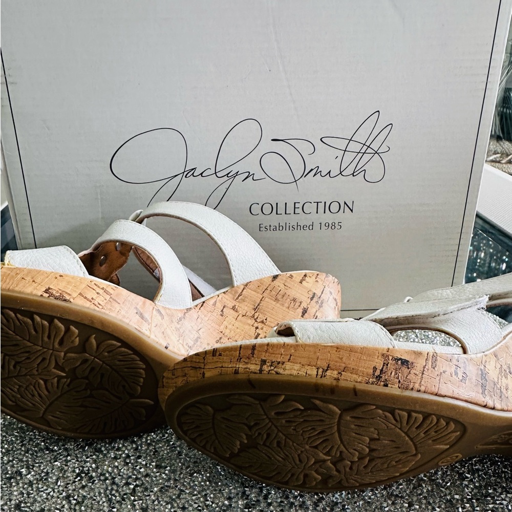 Jaclyn Smith white wedge heels size 8 - Picture 5 of 6